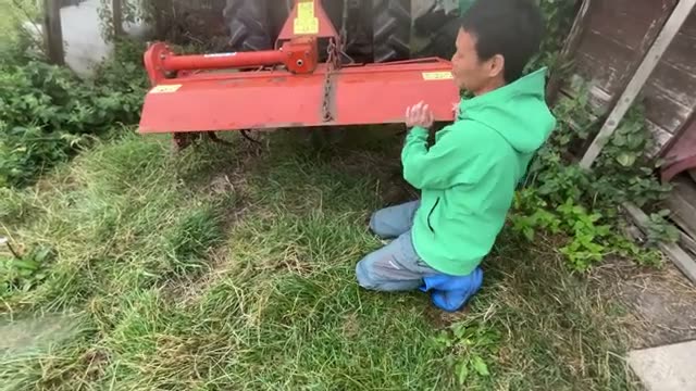 メインの耕起や畝立てを担うイセキのコンパクトトラクター